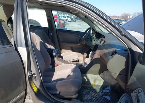 1999 Toyota Camry Le z USA, uszkodzony, nr VIN 4T1BG28KXXU574111